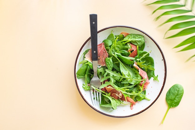 jamon salade vlees schokkerig drooggezouten varkenspoot groen mix bladeren groenten gezond voedsel