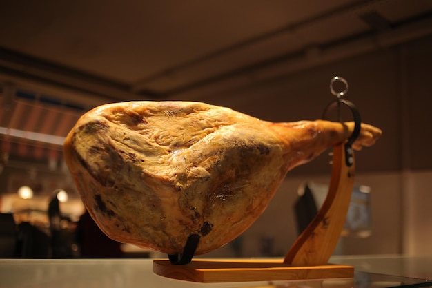 ハモンセラーノ。スペインのハム ハモン - 木製のスタンドに干した豚肉の脚全体。スタンドのハモン。