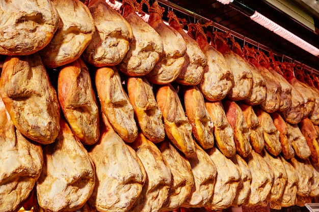 Jamon serranoham uit Spanje in een rij