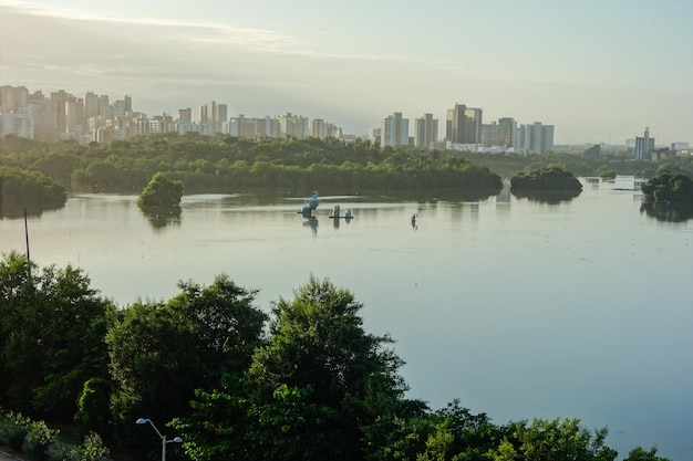 Jansen Lagoon in de stad Sao Luis Maranhao Brazilië reflecties op het wateroppervlak