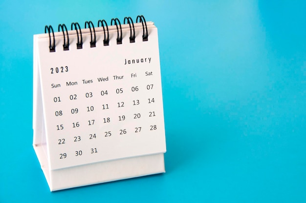 Januari 2023 witte bureaukalender op blauwe achtergrond Kalenderconcept