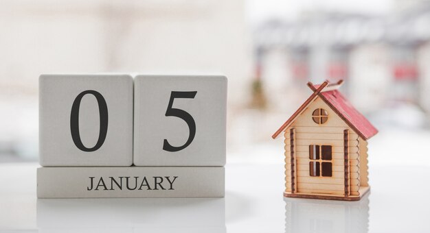 Januari kalender en speelgoed thuis. Dag 5 van de maand. Kaartbericht om af te drukken of te onthouden