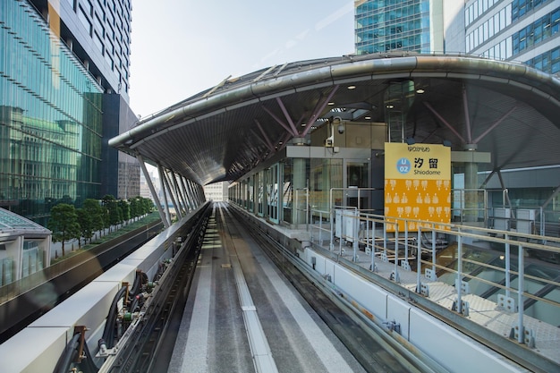 JAPAN - 20 oktober 2016: moderne gebouwen met een schilderachtig uitzicht op een trein die rijdt op verhoogde rails van de Yurikamome-lijn in het centrum van Tokio