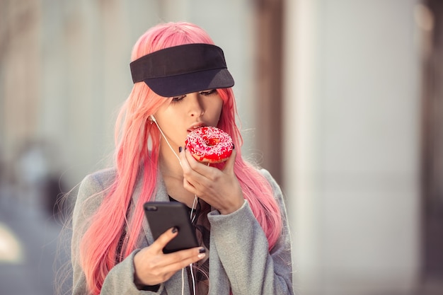 日本のアニメコスプレ。ファッションアジアの女の子アウトドア。