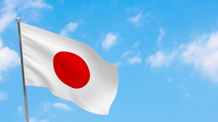 ポールに日の丸。青空。日本の国旗