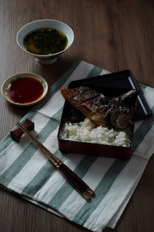 Cibo giapponese, saba alla griglia o sgombro con salsa dolce servito con zuppa di miso e riso cotto posto sul tavolo di legno