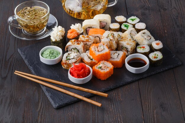 Japan rolt met vis en rijst, stapel asorteerde op tafel