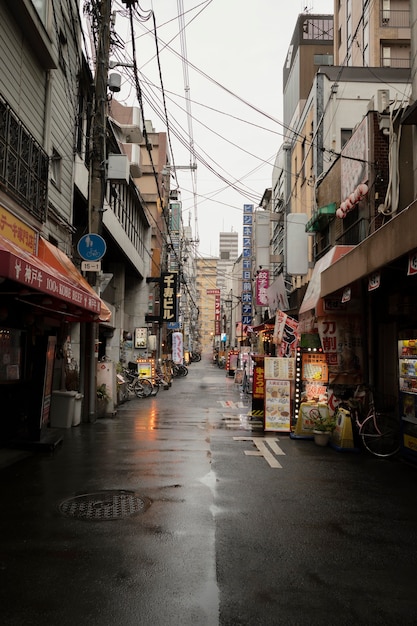 Japan straat na regen met winkels