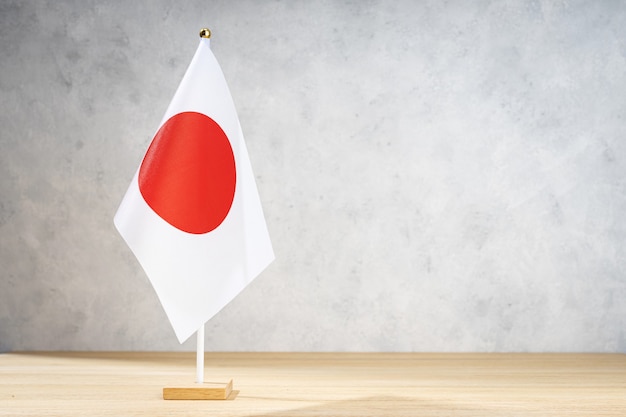 Japan tafelvlag op witte getextureerde muur. Ruimte kopiëren voor tekst, ontwerpen of tekeningen
