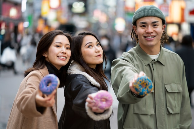 Foto amici adolescenti giapponesi che si divertono