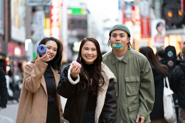 楽しんでいる日本のティーンエイジャーの友達