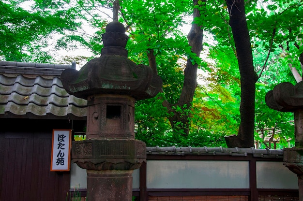 Japan Tokyo Ueno Toshogu Boeddhisme biedt lampen stenen lantaarns