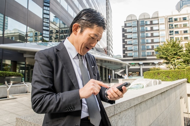 正式なビジネススーツを持つ東京の日本人ビジネスマン