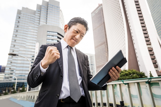 Uomo d'affari giapponese a tokyo con tailleur formale