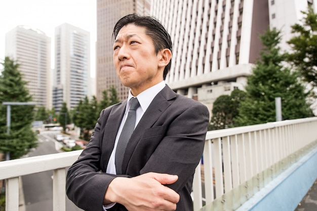 Photo japanese businessman in tokyo with formal business suit