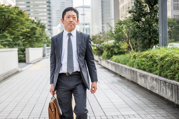 正式なビジネススーツを持つ東京の日本人ビジネスマン