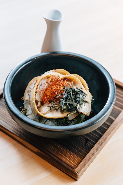 Japanese Chashu Don: Steam Rice topping met Geroosterde Varkensvleesbuik, Yolk.