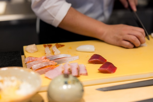 Foto chef giapponese fa una ciotola di riso sashimi