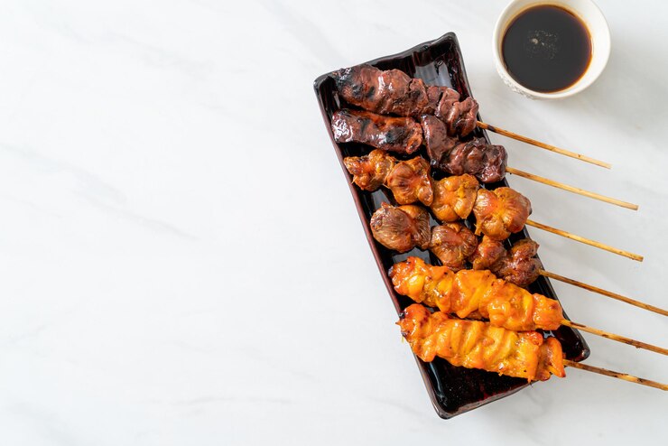 Photo 日本のチキングリルまたは焼き鳥は居酒屋スタイルで提供されます-日本食スタイル