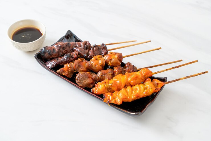 Photo 日本のチキングリルまたは焼き鳥は居酒屋スタイルで提供されます-日本食スタイル
