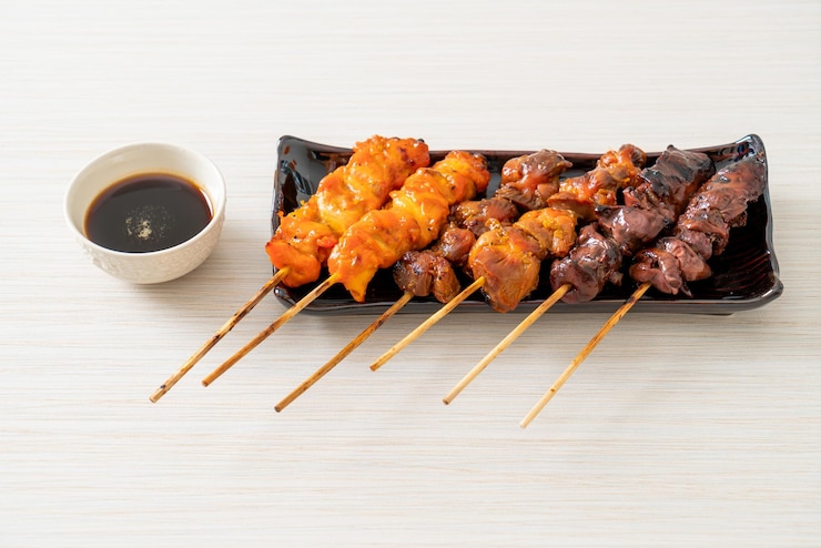 Photo 日本のチキングリルまたは焼き鳥は居酒屋スタイルで提供されます-日本食スタイル