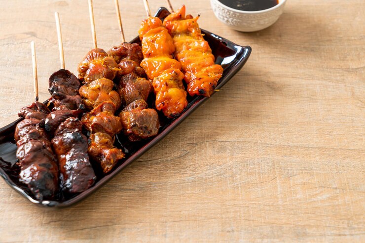 Photo 日本のチキングリルまたは焼き鳥は居酒屋スタイルで提供されます-日本食スタイル