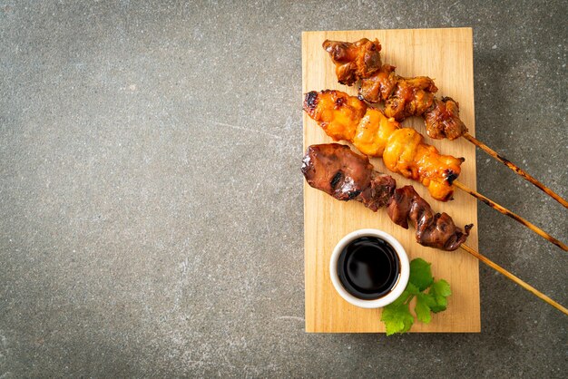 日本のチキングリルまたは焼き鳥は居酒屋スタイルで提供されます