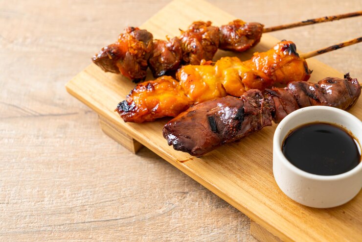 Photo 日本のチキングリルまたは焼き鳥は居酒屋スタイルで提供されます