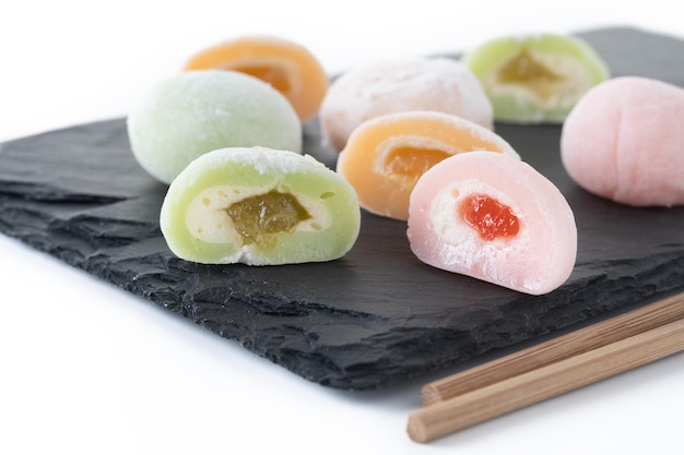 Mochi colorati giapponesi isolati su sfondo bianco