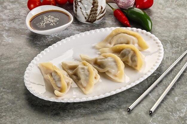 Photo japanese cuisine dumplings gyoza with sauce