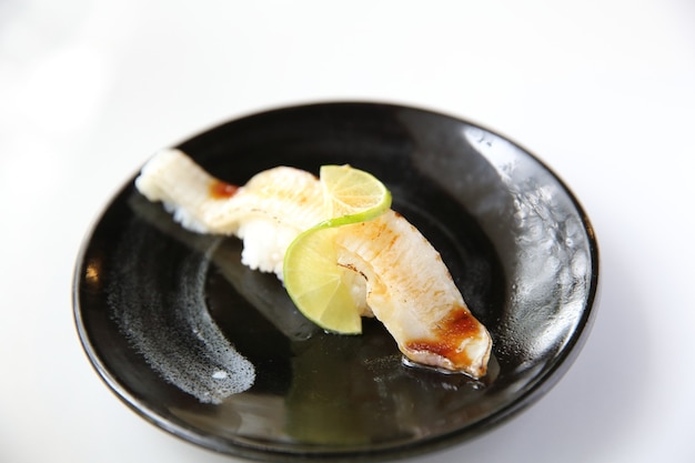 Photo japanese cuisine enkawa (halibut) sushi
