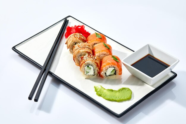 Cucina giapponese sushi roll syake maki su sfondo bianco