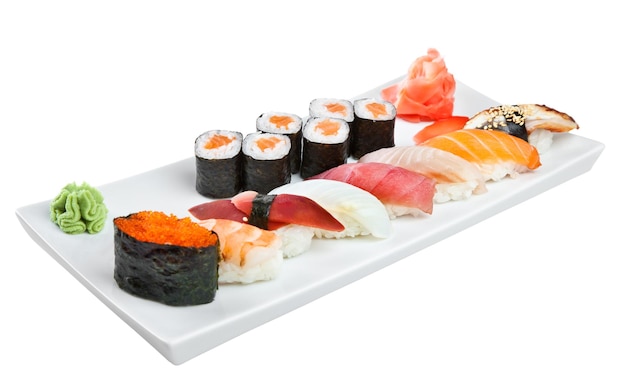 Foto cucina giapponese - sushi roll su sfondo bianco