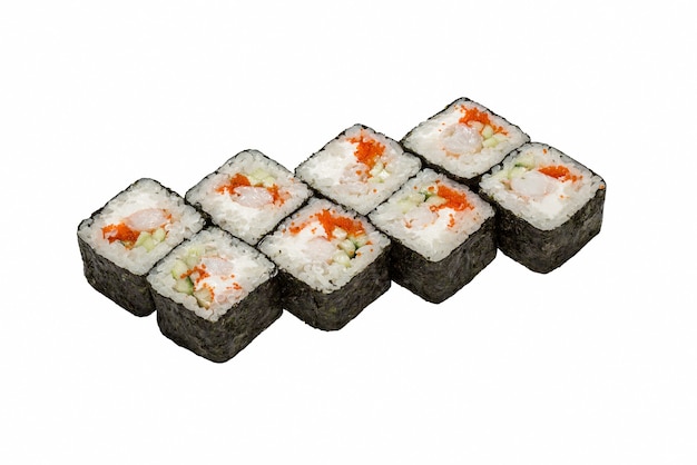 Cucina giapponese, rotoli di sushi su sfondo bianco isolato, close-up.