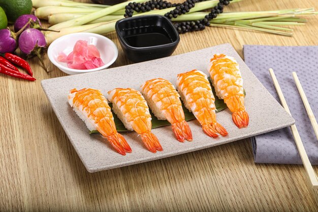 Photo japanese cuisine sushi with prawn