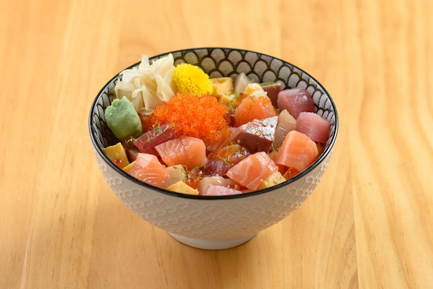 사진 일본 요리 궁극의 바라 치라시, 쌀과 생선을 나무 배경 위에 분리된 그릇에 담아
