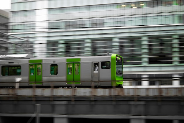 Foto cultura giapponese con il treno in città