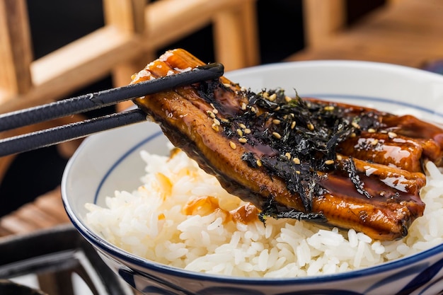 ライスボウルまたは鰻丼で焼いたニホンウナギ-日本食スタイル