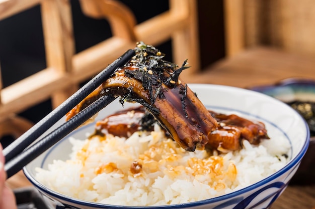 ライスボウルまたは鰻丼で焼いたニホンウナギ-日本食スタイル