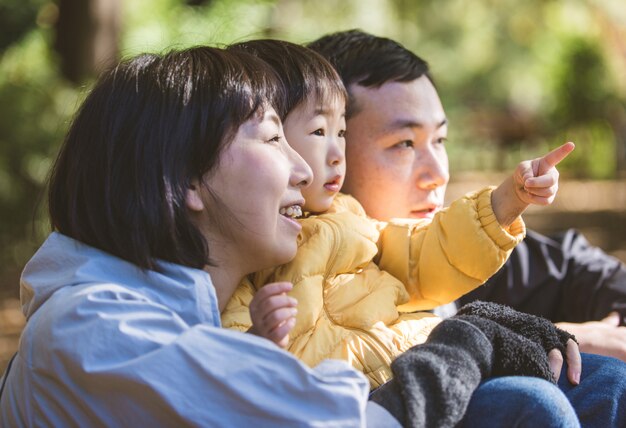 Photo japanese family in a park