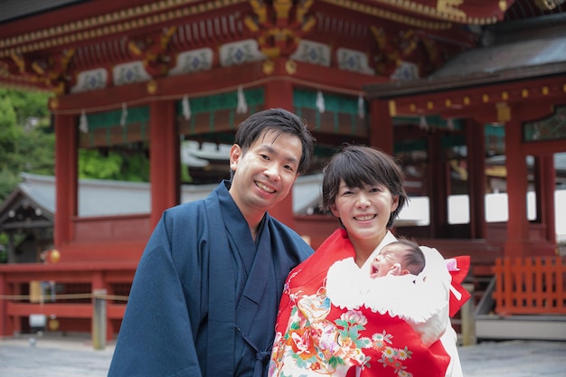 日本の家族が神社を訪れる