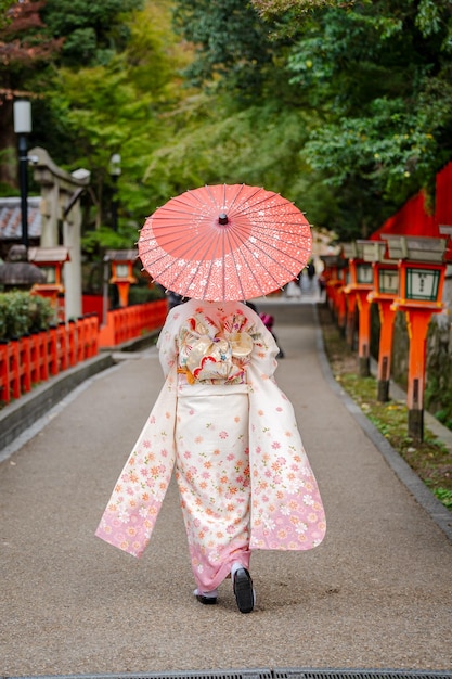 日本の女性の着物ポートレート背面図写真京都日本の伝統的な油紙傘