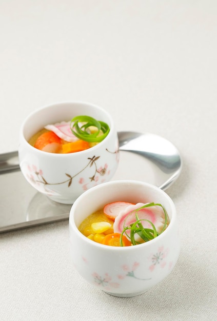 Японская еда Тяванмуши с овощами и камабоко Нарутомаки Тяван муши - это мягкий и гладкий заварной крем на пару