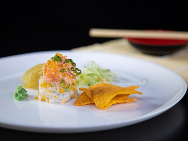Foto sushi deliziosi di uramaki di color salmone dell'alimento giapponese con riso