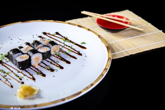 Foto sushi deliziosi di uramaki di color salmone dell'alimento giapponese con riso