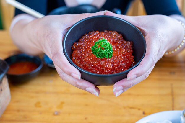 Foto sashimi di cibo giapponese ikura (uova di salmone, caviale rosso, caviale di salmone)