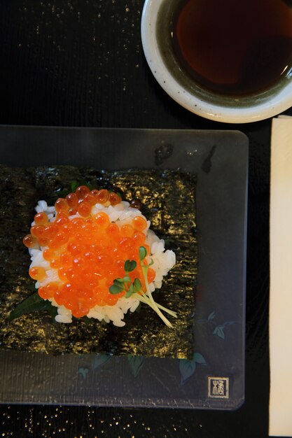 Японская кухня икура суши, икра лосося с рисом