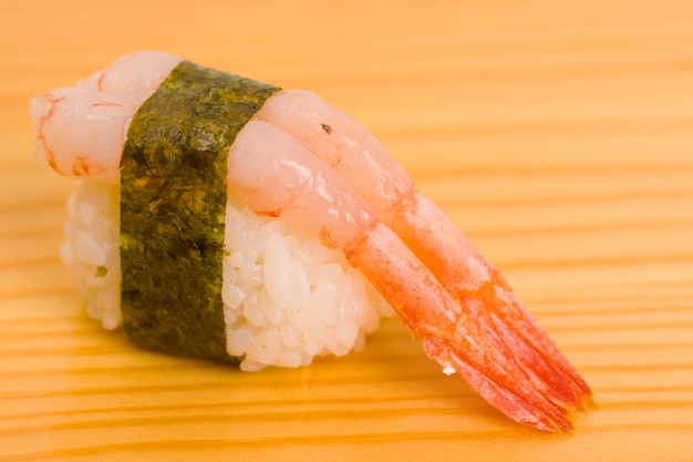 Фото Японская еда - это суши, выложенные на тарелку