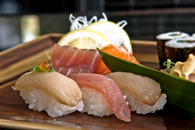 Cibo giapponese, pezzi di sushi tradizionale giapponese, nigiri di tonno, salmone, anguilla e gamberetti