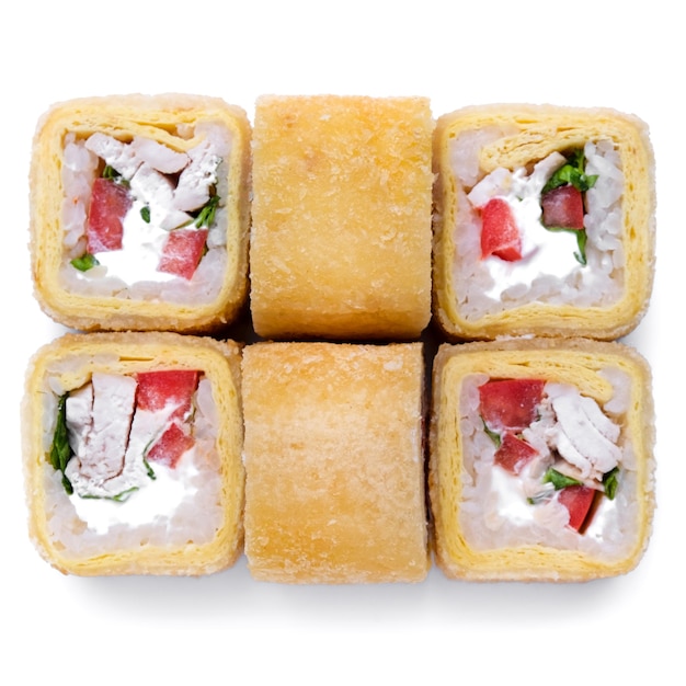 Consegna del ristorante di cibo giapponese, sushi, set di panini. sushi unagi, involtini di tempura california con salmone, gamberi, tonno, caviale e formaggio isolati a sfondo bianco.